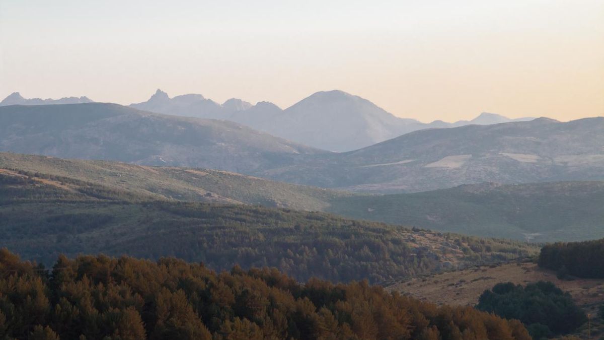 Desde la lejanía, en los días despejados, se ven las montañas de Gredos