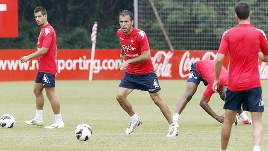Bilic conduce el balón durante un entrenamiento del Sporting.
