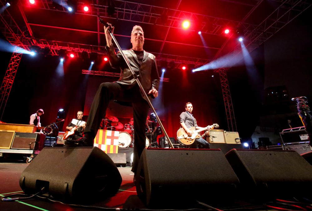 El Iberia Festival arrancó anoche en el parque de L´Aigüera con miles de asistentes que no quisieron perderse a grupos como Immaculate Fols, Pistones o el esperado Loquillo.