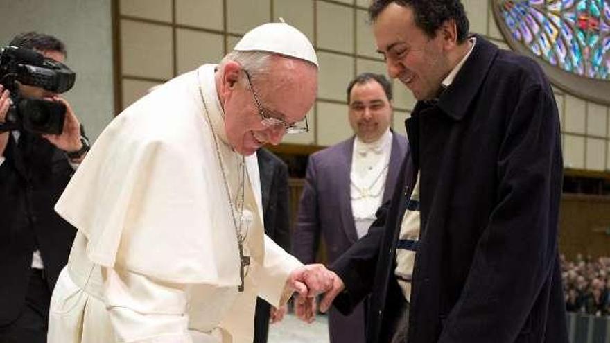 El Papa saluda a un hombre y su perro guía, ayer, en Roma. / o. romano