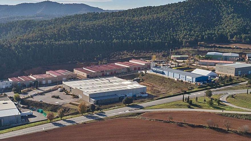 Actual polígon La Cort, al fons, i en primer terme, la zona on es preveu construir la nova àrea industrial