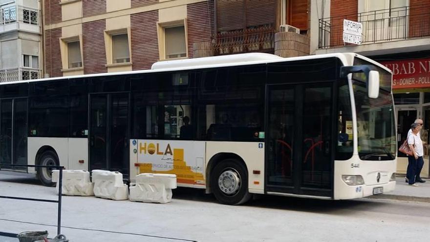 Uno de los autobuses urbanos de Lorca transita por la avenida Juan Carlos I.