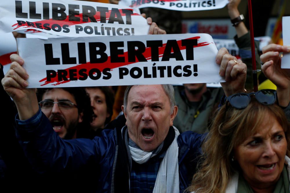 Manifestación en Barcelona para pedir la libertad de los exconsejeros encarcelados y de ''''los Jordis''''