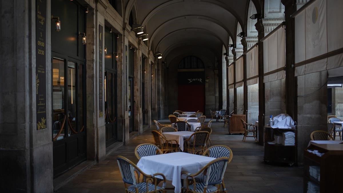 Terraza de un restaurante vacía en la plaza Pau Vila de Barcelona, este miércoles.