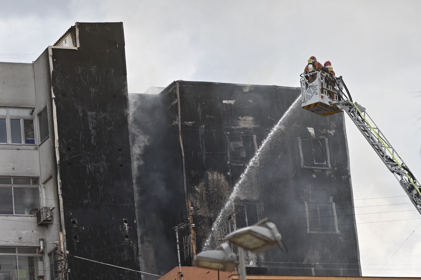 Las imágenes del incendio en un edificio de Castelló