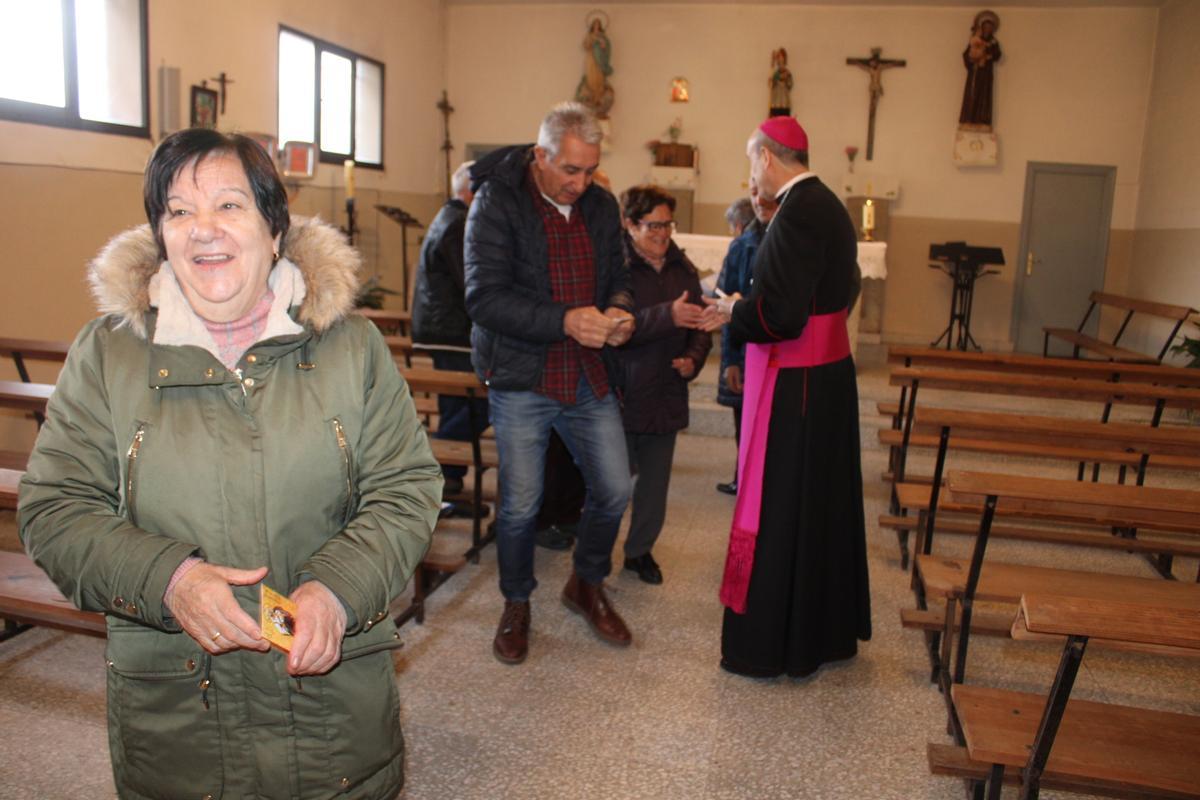 GALERÍA | El obispo visita Villanueva de la Sierra y As Hedradas