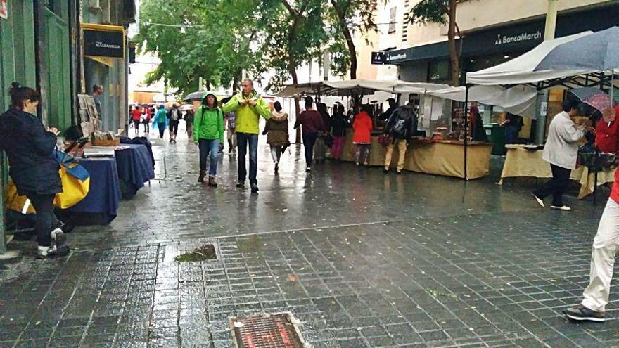 Un mercado a medias debido a la lluvia