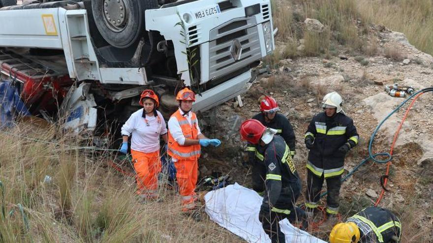 Fallece un camionero tras volcar en la salida de la AP-7 de Torreblanca