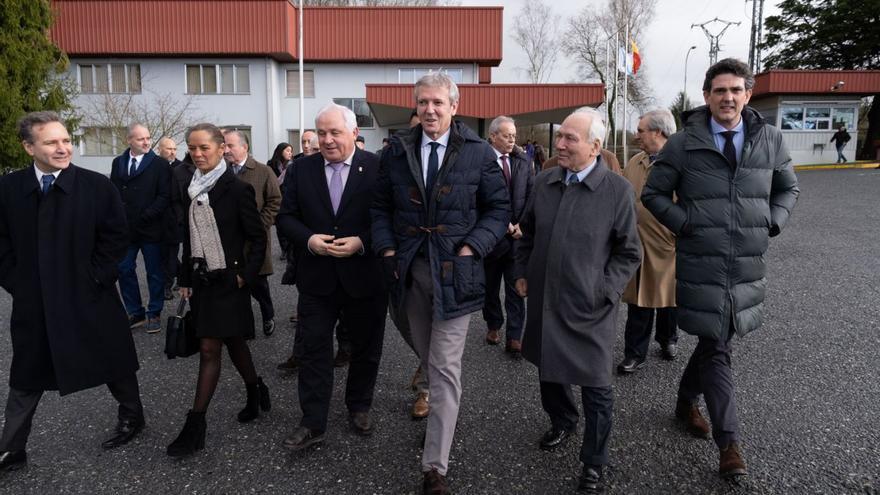 Por la izquierda, Juan y Rocío Rodríguez, consejero delegado y presidenta de ILAS; José Pardo, alcalde de Otero de Rey; Alfonso Rueda y Francisco Rodríguez, durante la visita a la fábrica láctea lucense. | Xunta de Galicia