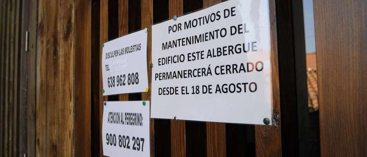 Varios carteles informativos permanecían ayer pegados en las puertas del recinto. // Bernabé/Javier Lalín