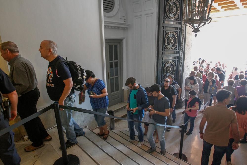 Visita a la Real Senyera en el Ayuntamiento