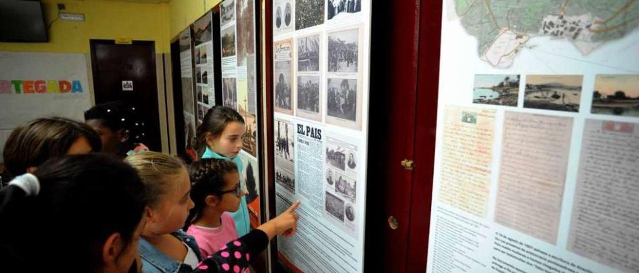 La exposición está a disposición de los alumnos desde ayer y hasta el viernes. // Iñaki Abella