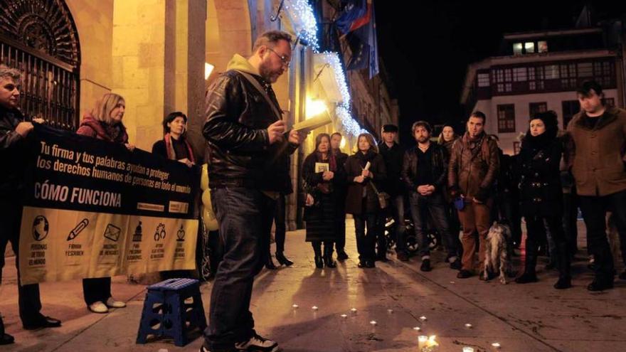 Mounir Fayad, su hermano, durante el acto de ayer en Oviedo.