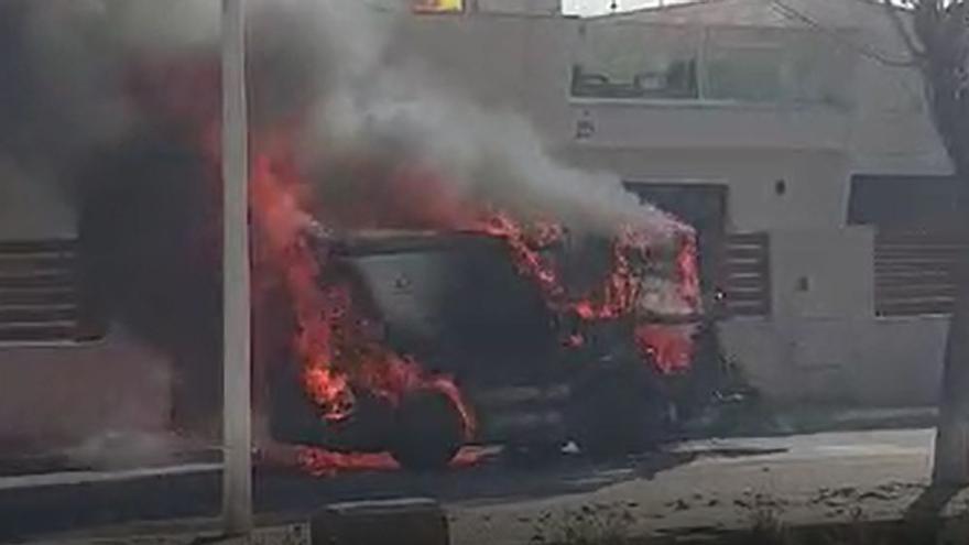 Arde una barredora en medio de la calle en Los Alcázares