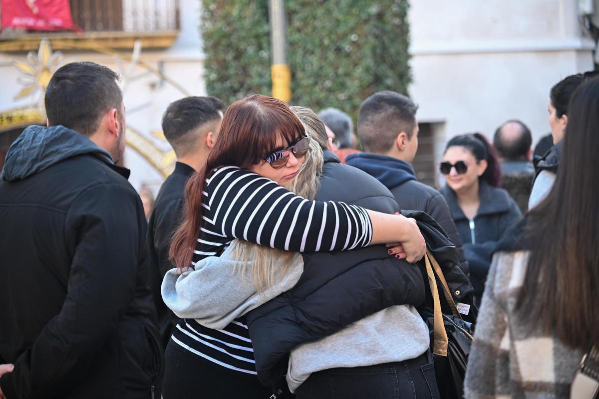 Minuto de silencio en Crevillent por la joven fallecida en un incendio