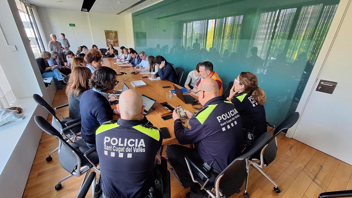 Reunión de Coordinació d'Emergències Municipal (CECOPAL) en Sant Cugat, un comité creado específicamente para gestionar las incidencias derivadas del 'gran apagón'