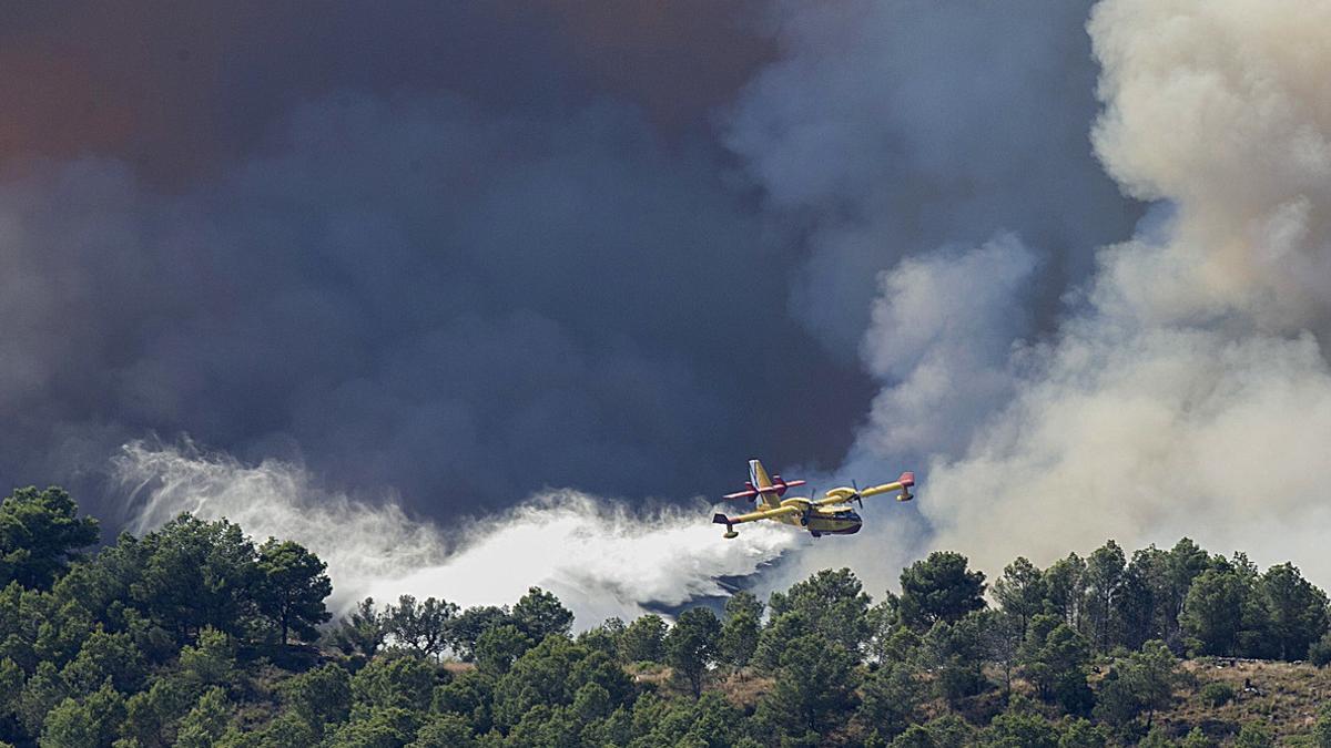 Medios aéreos tratan de evitar que las llamas lleguen a la Sierra Espadán