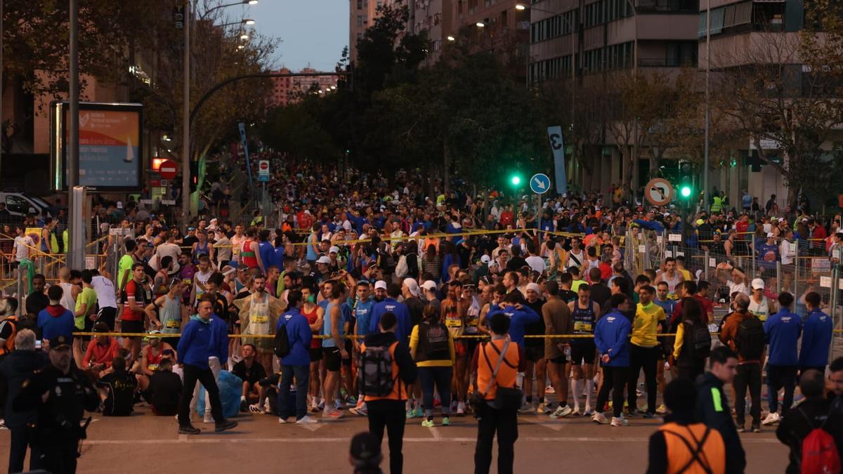 Los corredores ya preparados, junto al puente de Monteolivete