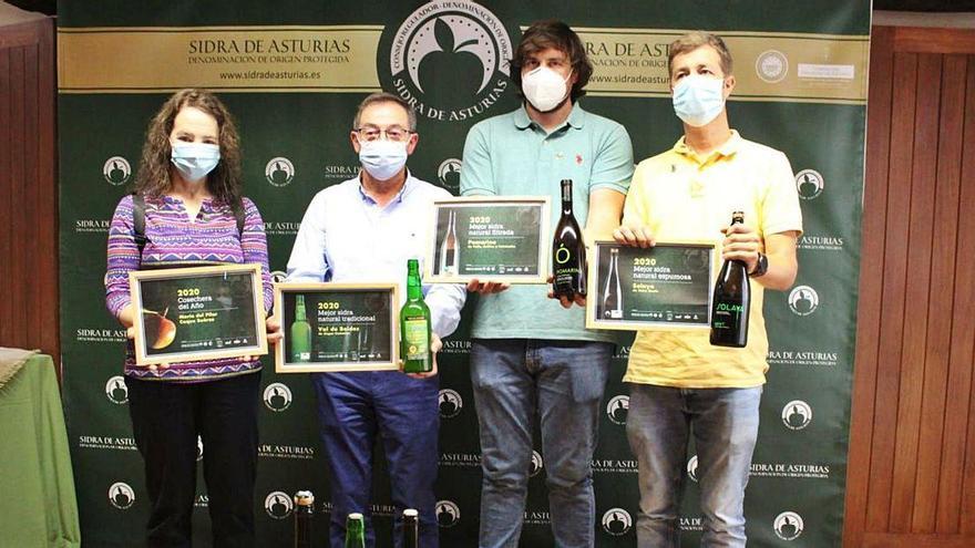 María del Pilar Coque Suárez, Julián Castañón García, Tano Collada Salvador y Alberto Fanjul Casado, ayer, en la entrega de premios a las mejores sidras de Asturias en la Casa de los Hevia, en Villaviciosa.