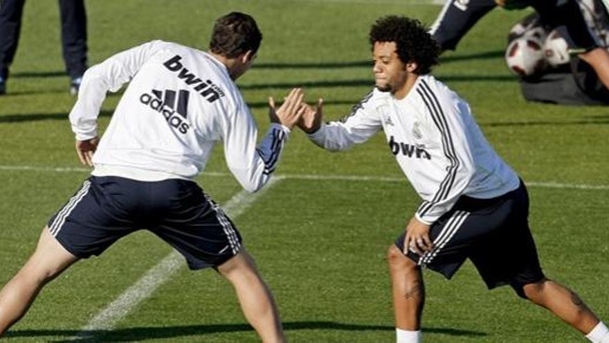 Higuaín y Marcelo, en el entrenamiento del Madrid.
