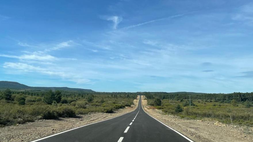 Carretera en La Carballeda.