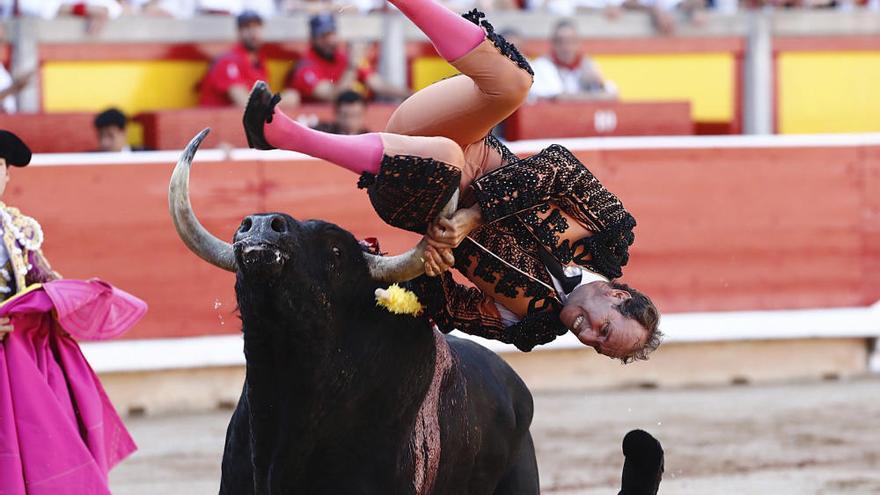 Grave cogida a un banderillero en la plaza de Pamplona