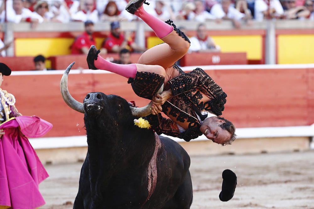 Grave cogida a un banderillero en la plaza de Pamplona