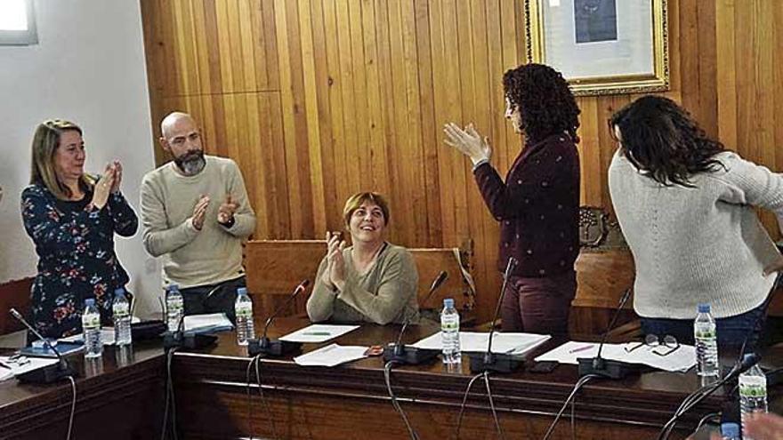 Momento en que la regidora Maria Arenas, en el centro, es ovacionada por una sala de plenos llena.