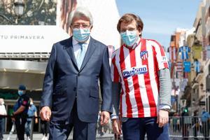 El presidente del Atlético de Madrid, Enrique Cerezo, junto al alcalde de la capital, José Luis Martínez-Almeida.