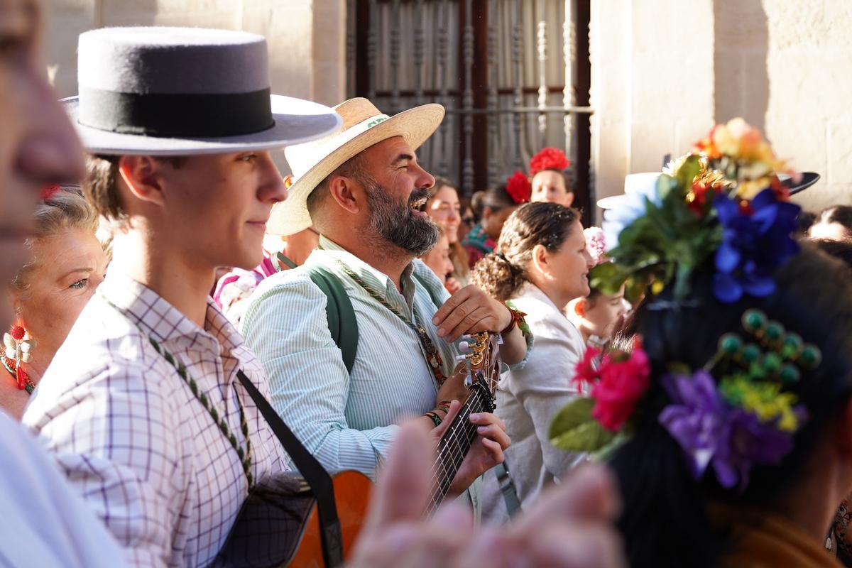 La salida de las hermandades del Rocío de Sevilla, en imágenes