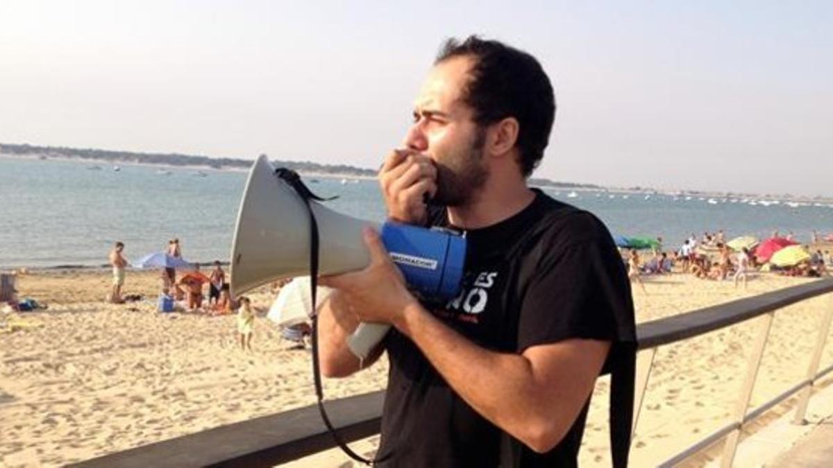 Alfonso Sánchez, megáfono en mano, pidiendo a la gente que vaya al cine a ver 'El mundo es nuestro'
