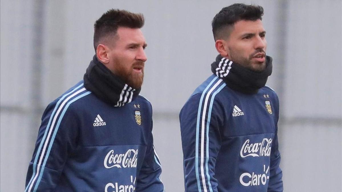 Agüero, en la imagen con Messi, ya piensa en su regreso al fútbol argentino