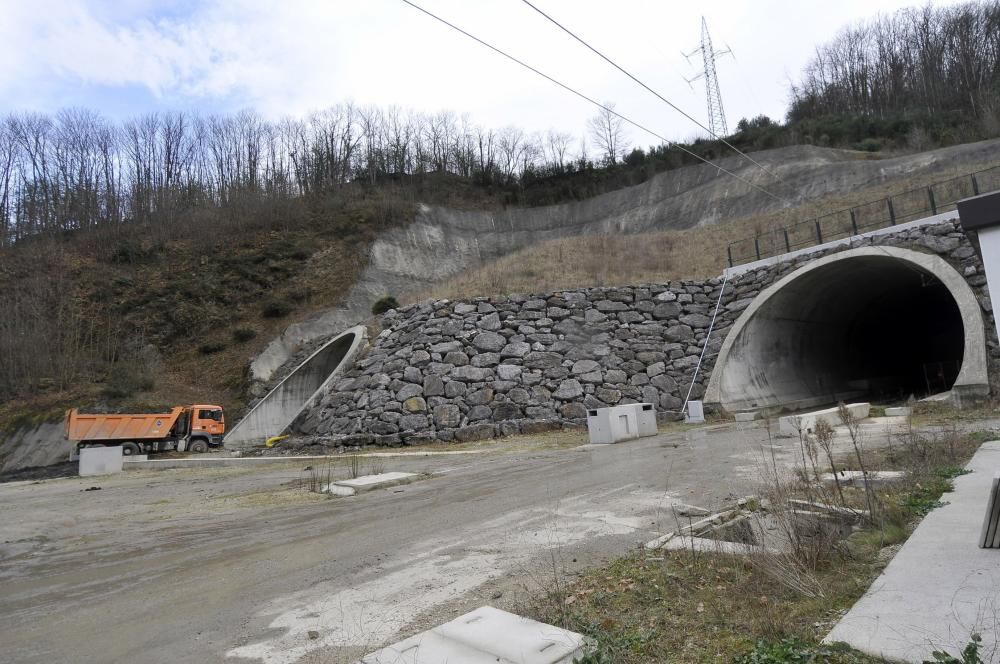 Actividad en los túneles de Sotiello en las obras de la variante ferroviaria de Pajares.