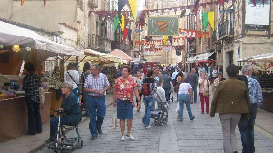 Toresanos visitan el Mercado Medieval de la fiesta de la Vendimia celebrada el pasado año.