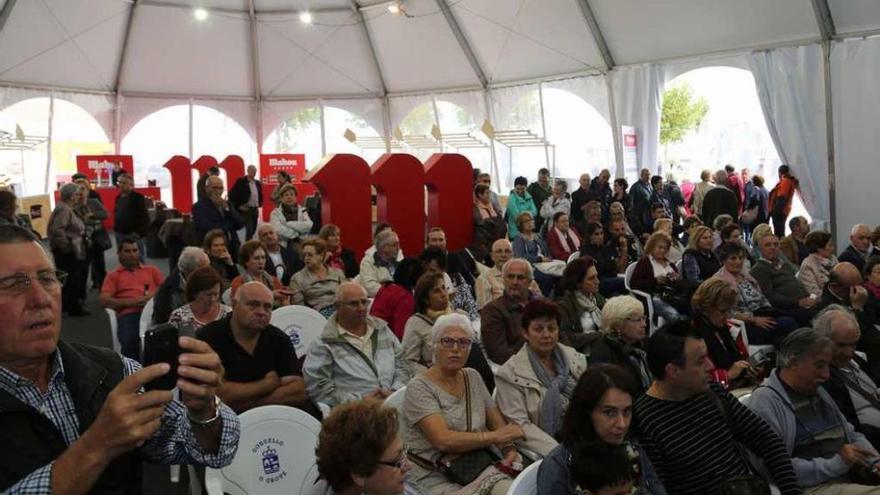 Público en la &quot;Carpa Mahou&quot; durante el ciclo &quot;Cocina en Vivo&quot; del año pasado. // Muñiz