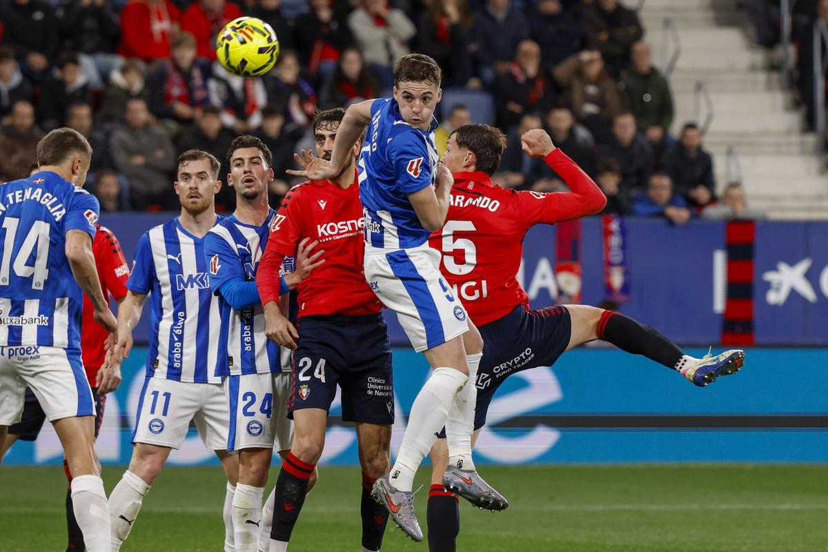 El defensa del Alavés, Jon Pacheco (2d), disputa el balón ante el defensa de Osasuna, Jorge Herrando (d), durante el encuentro correspondiente a la jornada 17 de Laliga EA Sports que disputan Osasuna y Alavés en el estadio El Sadar, en Pamplona. EFE / Villar López.. (osasuna) (Alaves)