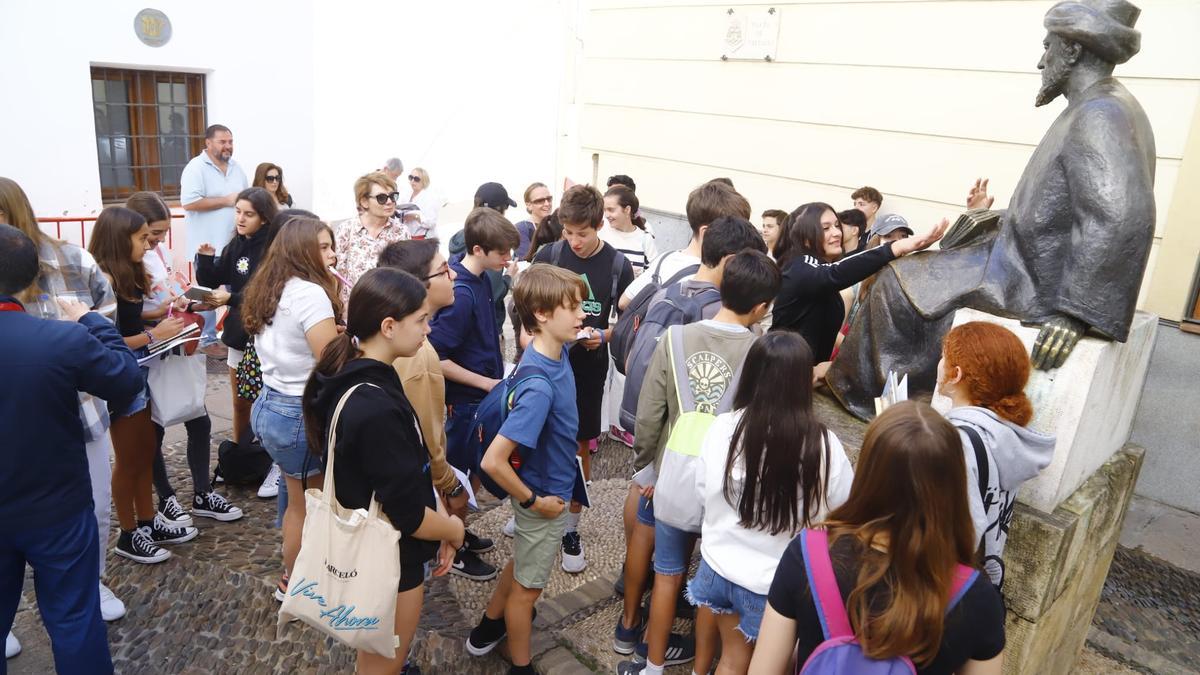 Un grupo de estudiantes conoce la escultura de Maimónides en la plaza de Tiberiades.