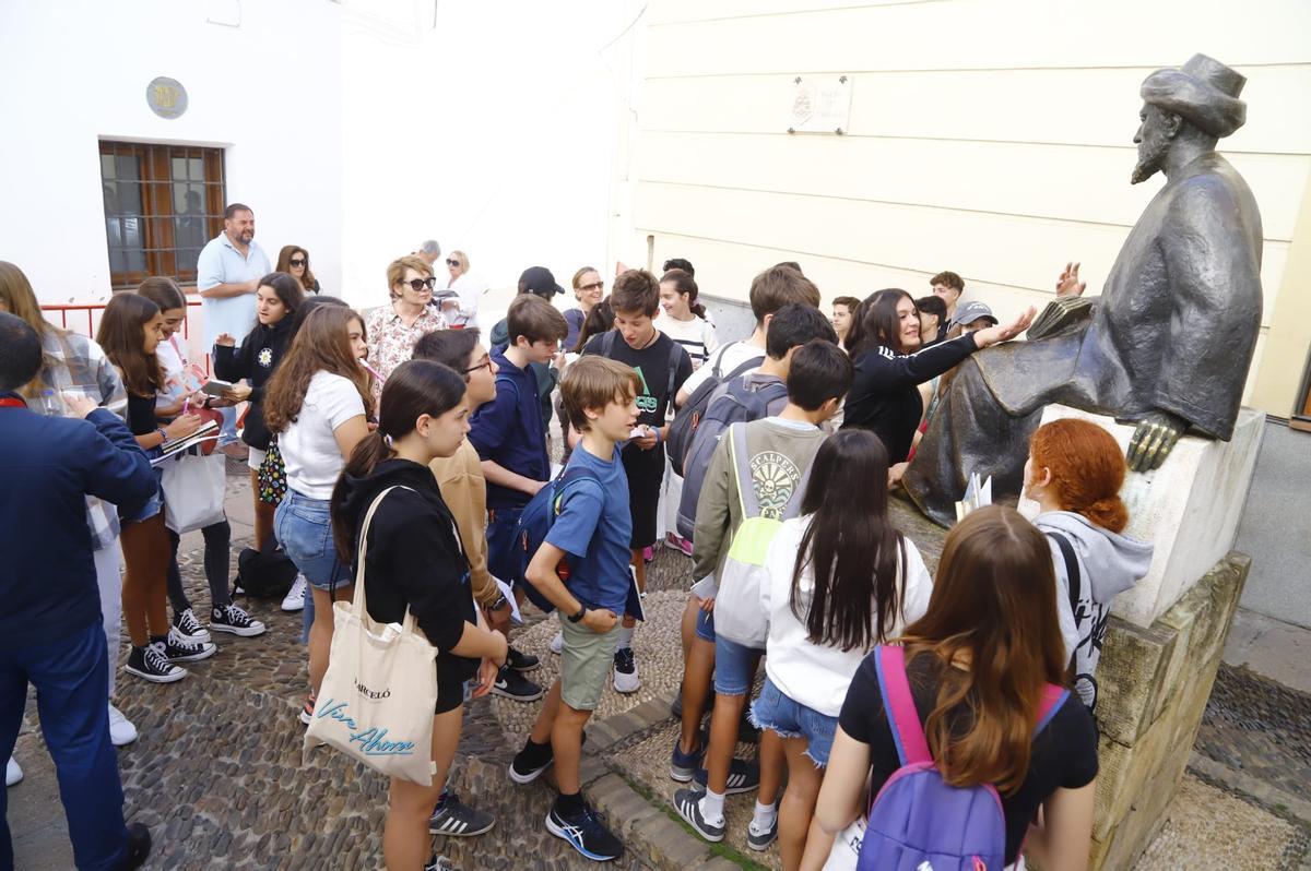 Un grupo de estudiantes conoce la escultura de Maimónides en la plaza de Tiberiades.