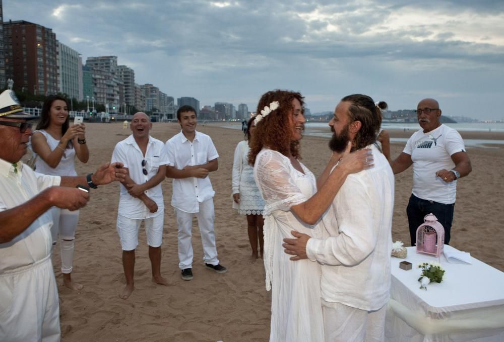 Boda ibicenca en la playa de Gijón