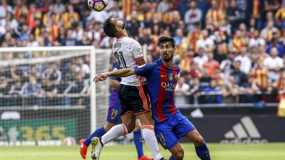 André Gomes pugna por un balón dividido con el exazulgrana Martín Montoya