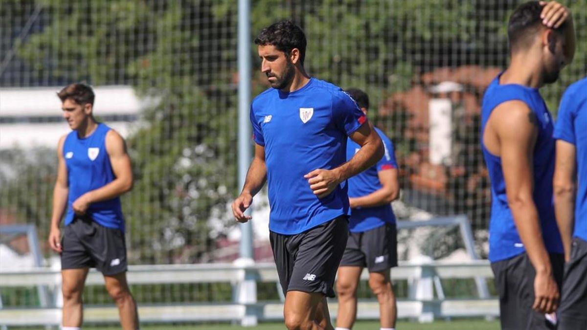 Raúl García en una sesión de entrenamiento con el Athletic