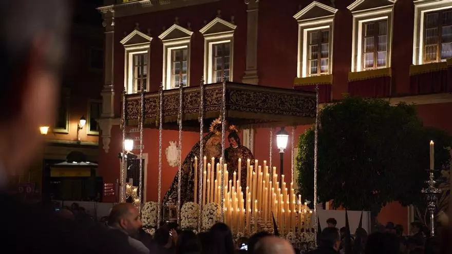 Vídeo | Así ha recorrido la plaza de San Francisco la Virgen del Mayor Dolor y Traspaso