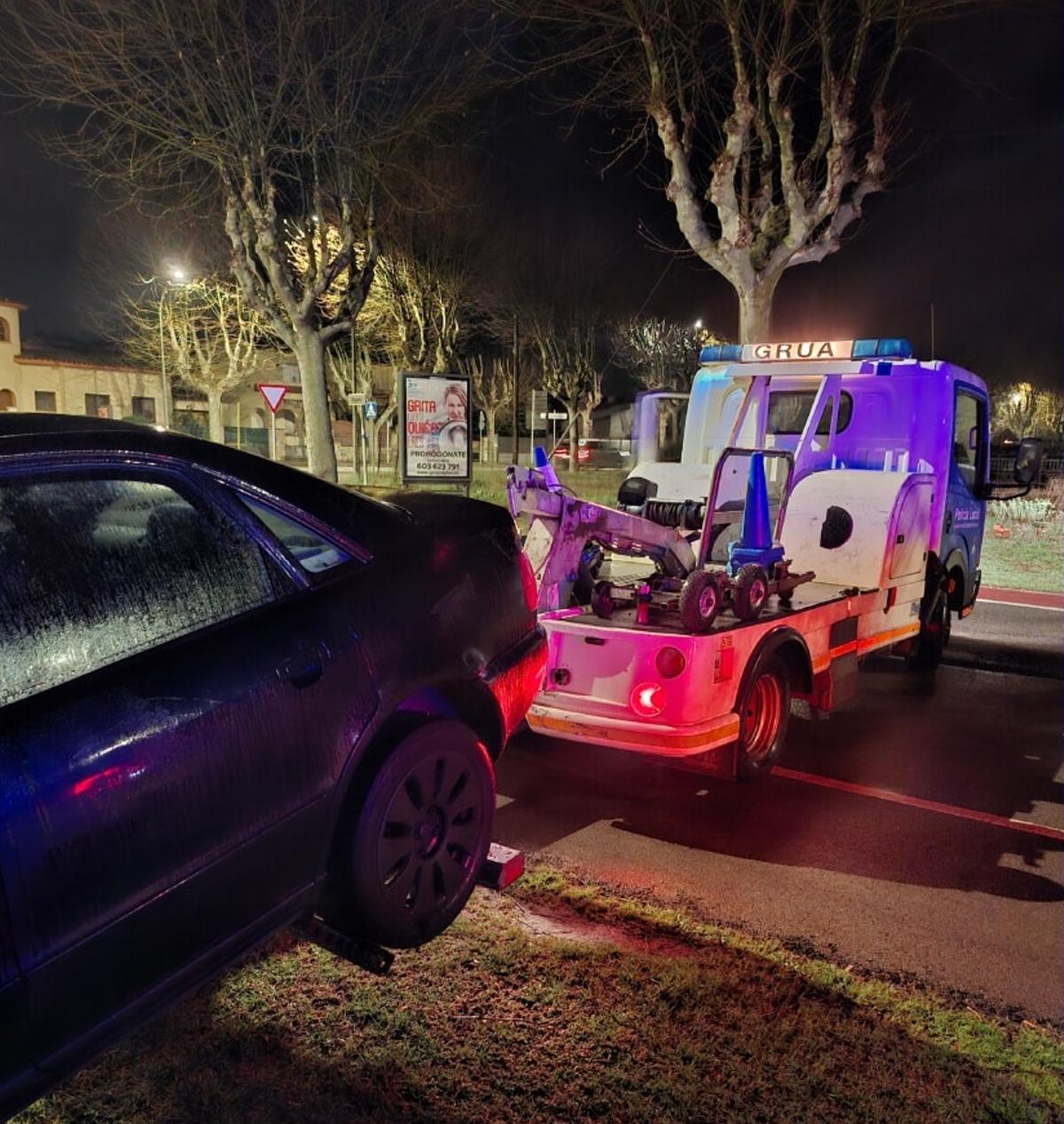 La Policia Local retirant el vehicle infractor a Empuriabrava.