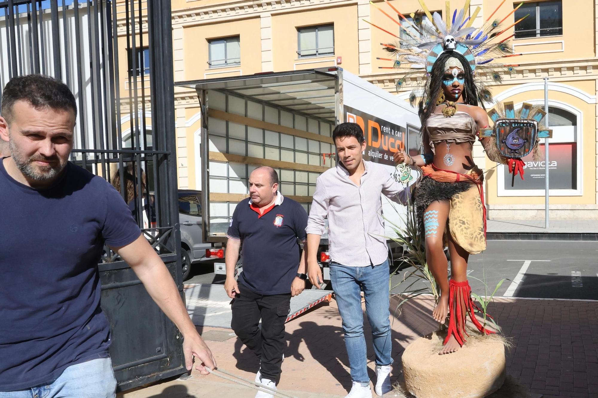 Los ninots llegan a la Lonja del Pescado de Alicante