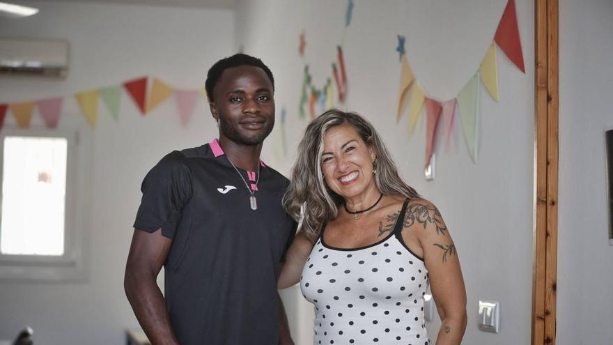 “He aprendido a tener paciencia para conseguir mi sueño de trabajar aquí”: la historia de Moussabene Doumbouya, de llegar en patera a Mallorca a conseguir un empleo