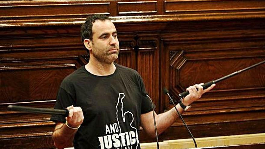 Ferran Civit (ERC) exhibeix porres per denunciar l&#039;actuació policial de l&#039;1-O