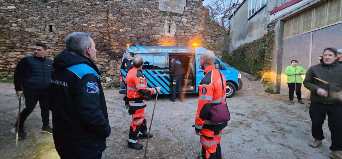 Unidad de drones de la Axega y efectivos de Emerxencias y Policía Local de Lalín en el operativo.