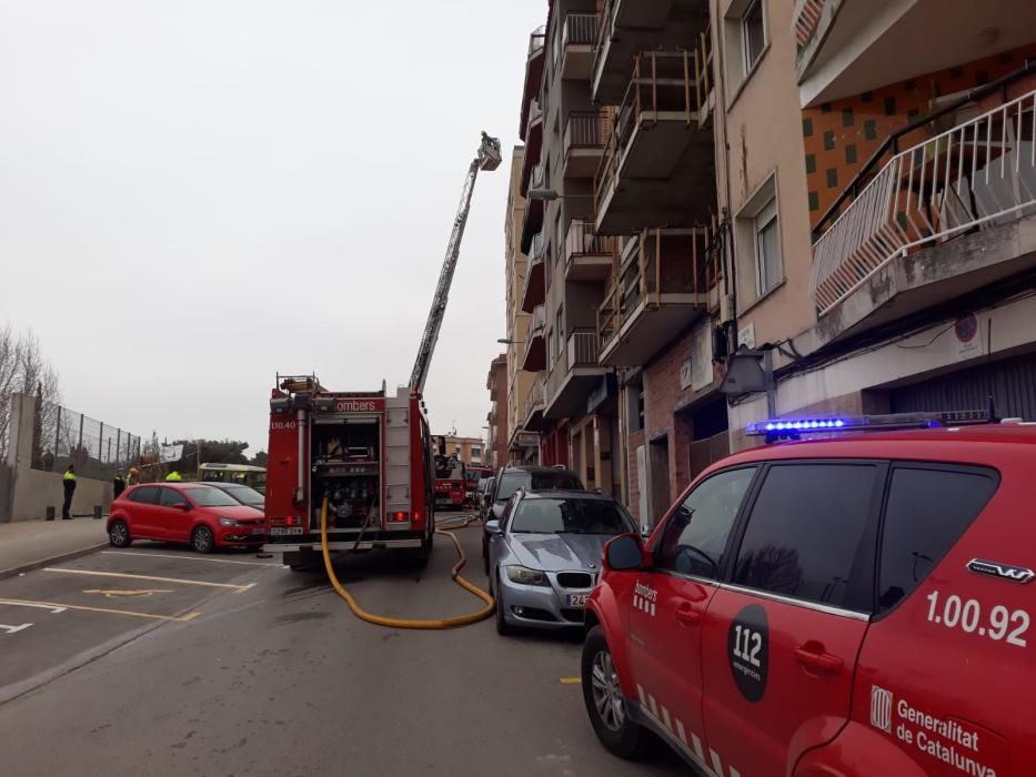 Un incendi afecta un bloc de pisos a la carretera