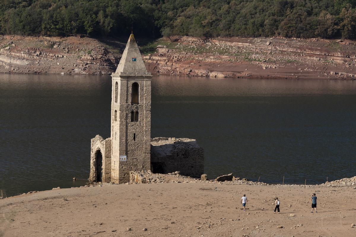 L’afluència de visitants col·lapsa els accessos al pantà de Sau