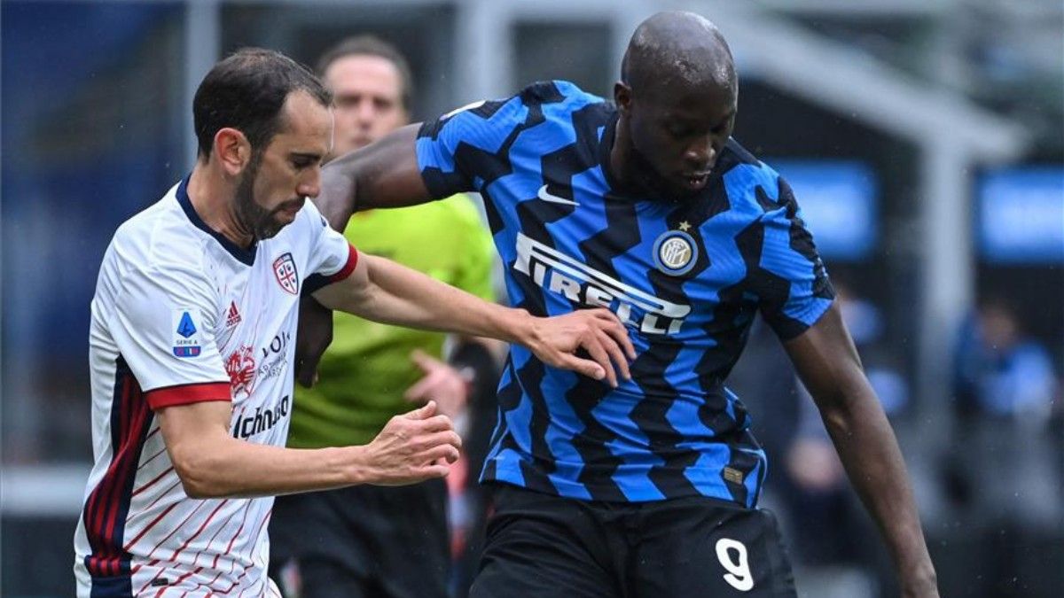Godín lucha con Lukaku en el Cagliari - Inter